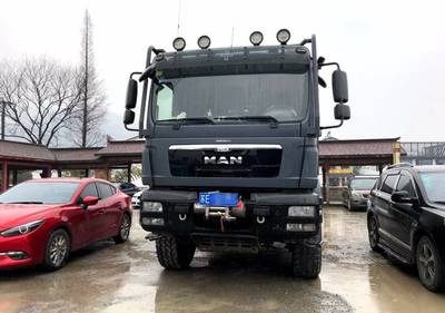 這臺(tái)車300萬,重十噸,用磁卡開門,土豪開它去泡溫泉